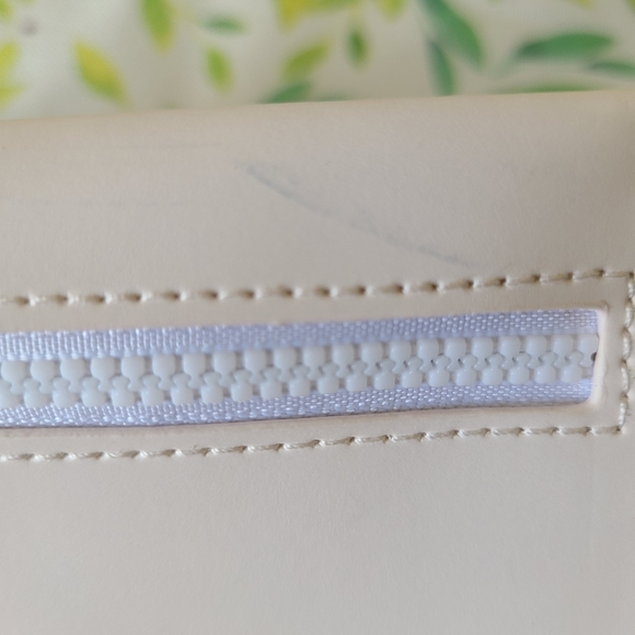 Givenchy Parfum beige zipper closure cosmetic Neutral Pouch - Picture 5 of 6